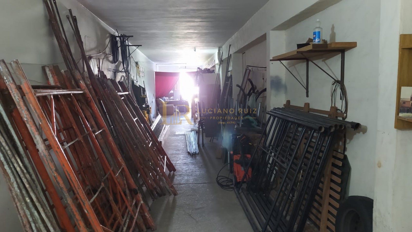 VENTA DEPOSITO EN VILLA PRIMERA 