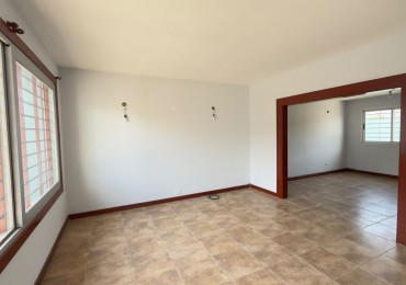 Casa 4 Ambientes en Venta en Lopez de Gomara - 3 Dormitorios, 2 Cocheras y Jardin